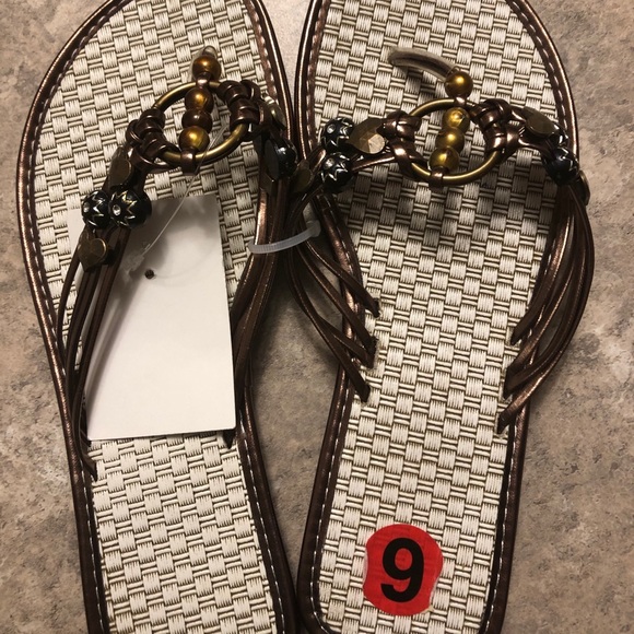 💥2/$25💥 Women’s Flip Flops - Picture 3 of 4